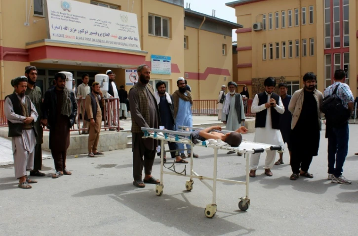 Un enfant blessé lors une frappe aérienne est allongé sur un brancard devant l'hôpital de Kunduz, le 3 avril 2018 en Afghanistan