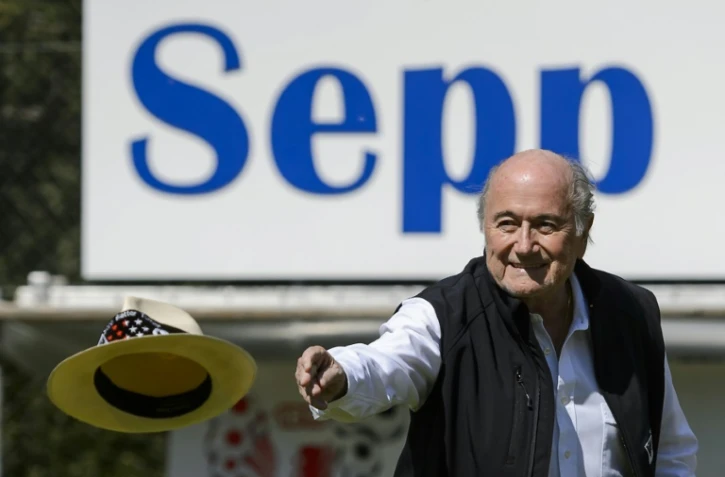 Sepp Blatter lance son chapeau lors du "Tournoi Sepp Blatter" le 22 août 2015 à son domicile à Ulrichen
