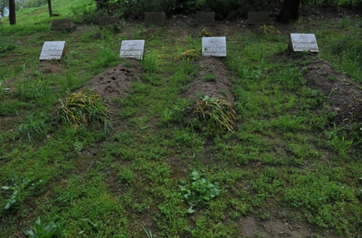 Photo prise le 26 avril 2010 des tombes de quatre des moines français de Tibéhirine assassinés en Algérie