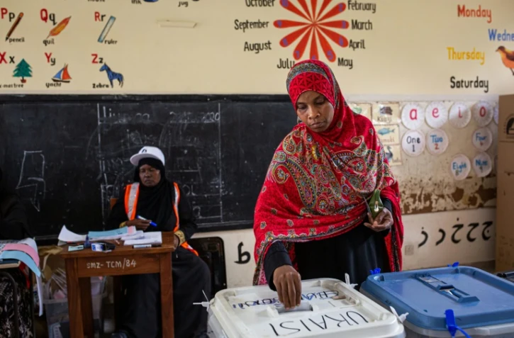 Une femme vote à Stone Town, à le 28 octobre 2020 à Zanzibar, en Tanzanie