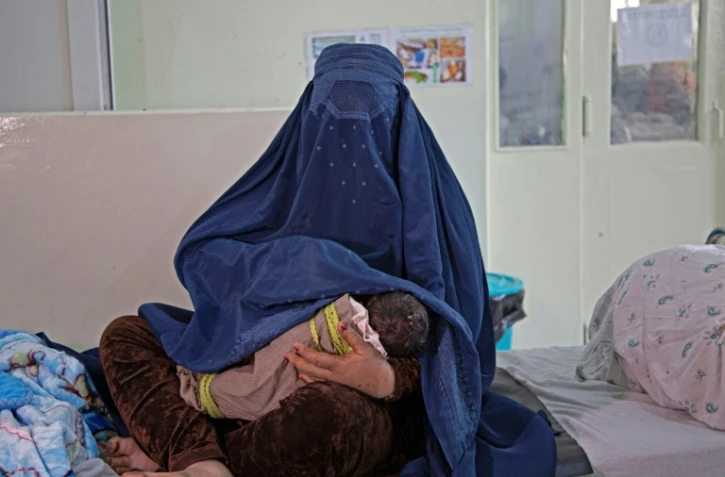 Une Afghane et son nouveau-né à la materninté gérée par Médecins sans frontières à Khost, le 8 décembre 2023