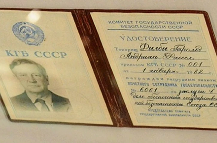 La carte d'identité du KGB de l'agent double Kim Philby, présentée lors d'une exposition sur les services de renseignements russes à Moscou le 22 décembre 2010