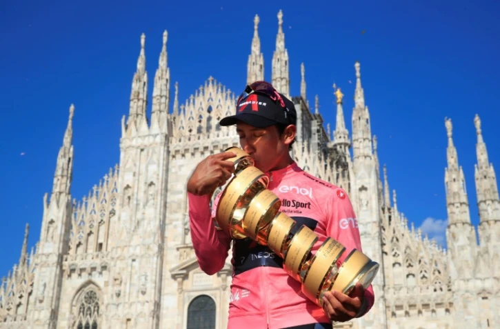 Le Colombien Egan Bernal, vainqueur du Tour d'Italie, pose avec son trophée, le 30 mai 2021 devant la cathédrale de Milan