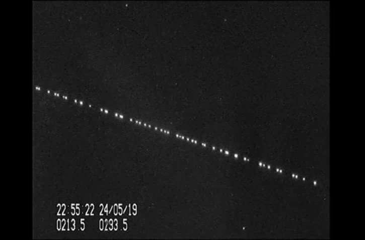 La traînée des 60 satellites Starlink de SpaceX, filmée le 24 mai 2019 par l'astronome néerlandais Marco Langbroek