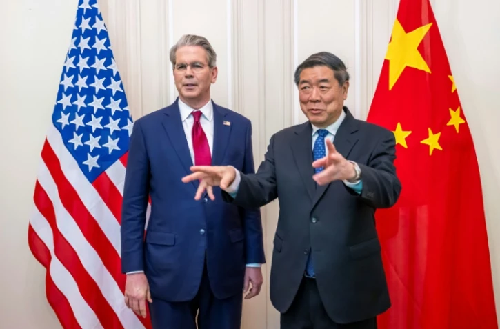 Photo diffusée par les Affaires étrangères suisses le 14 mai 2025 montrant le vice-Premier ministre chinois He Lifeng (à droite) et le secrétaire au Trésor américain Scott Bessent, le 10 mai 2025 à Genève
