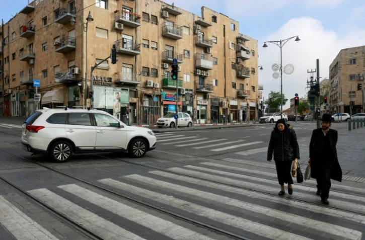 Des passants, le 14 avril 2024 à Jérusalem