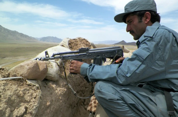 Un policier afghan surveille la route Kandahar-Tarin, le 1er mai 2016