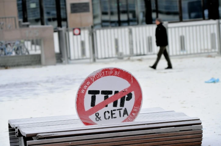 Une pancarte contre les traités TTIP et CETA, apposée devant l'entrée principale du Conseil européen, à Bruxelles, le 23 janvier 2017