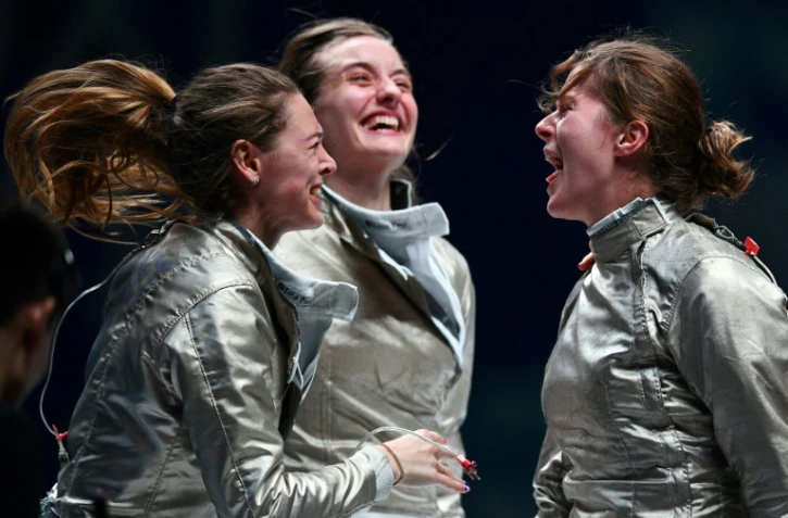 Cecilia Berder, à dr.,  Manon Brunet (à g.) et Caroline Queroli, viennent de remporter la finale sabre des Championnats du monde de Wuxi en Chine le 27 juillet 2018