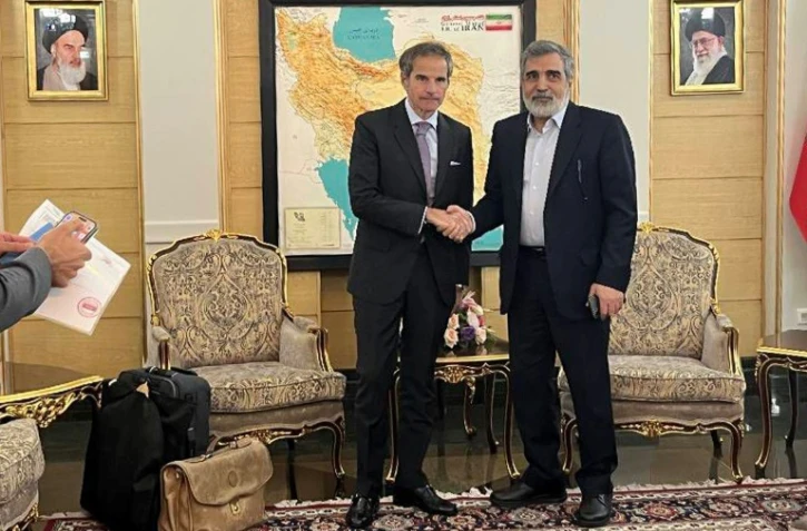Une photo fournie par le bureau de l'Organisation iranienne de l'énergie atomique (OIEA) montre le directeur général de l'AIEA, Rafael Grossi (G), reçu par le porte-parole de l'OIEA, Behrouz Kamalvandi, à son arrivée à Téhéran, le 16 avril 2025