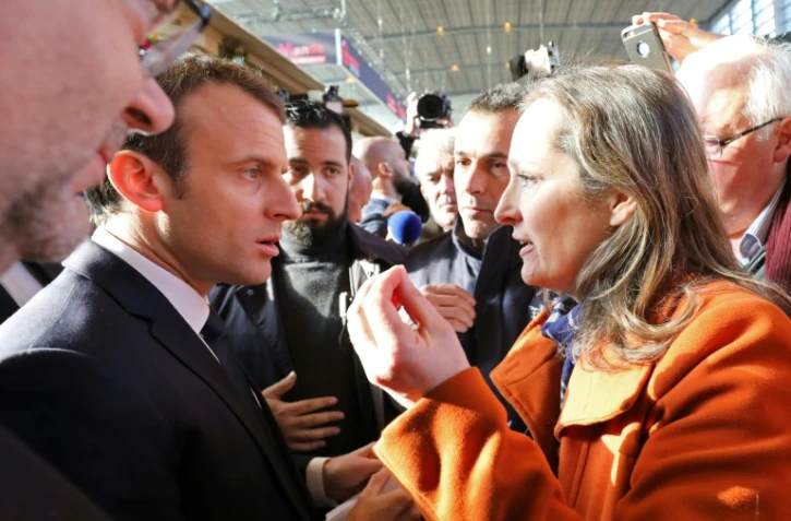 Une femme interpelle le président Emmanuel Macron au salon de l'Agriculture à Paris, le 24 février 2018