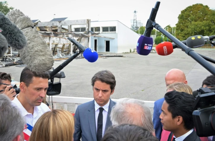 Gabriel Attal lors d'une visite sur le chantier de reconstruction de l'école primaire "Bois de l'Etang", endommagée lors des émeutes en juin, à La Verrières dans les Yvelines le 21 juillet 2023