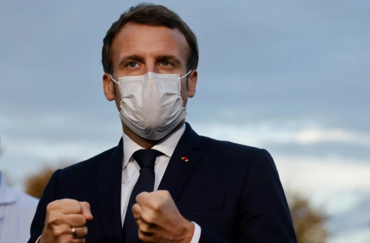 Le président Emmanuel Macron parle à la presse le 23 octobre 2020 à Pontoise