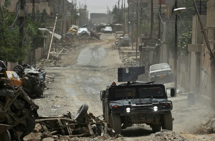 Des combattants des services de contreterrorisme irakiens avancent dans le quertier Rifai de Mossoul le 15 mai 2017