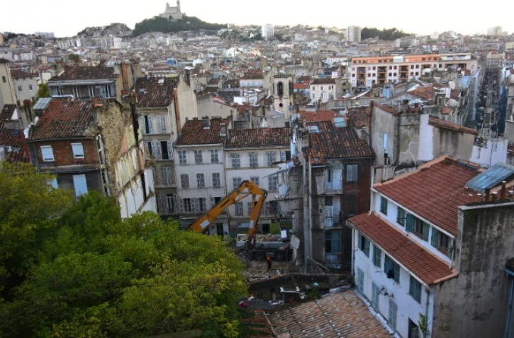 Les secouristes dégagent les décombres de deux immeubles effondrés à Marseille, le 6 novembre 2018