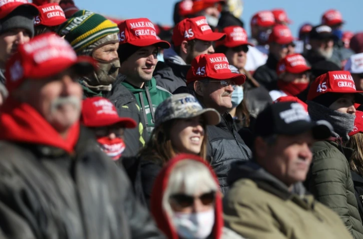Des supporteurs de Donald Trump l'attendent avant une réunion publique, le 1er novembre 2020 à Dubuque (Iowa)
