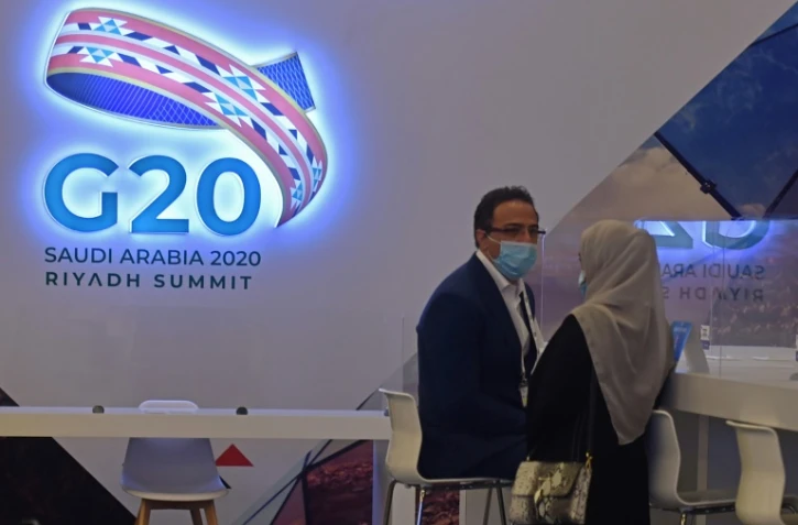 Des journalistes dans une salle de presse vide pour la couverture du G20, Ă Ryad en Arabie saoudite le 20 novembre 2020