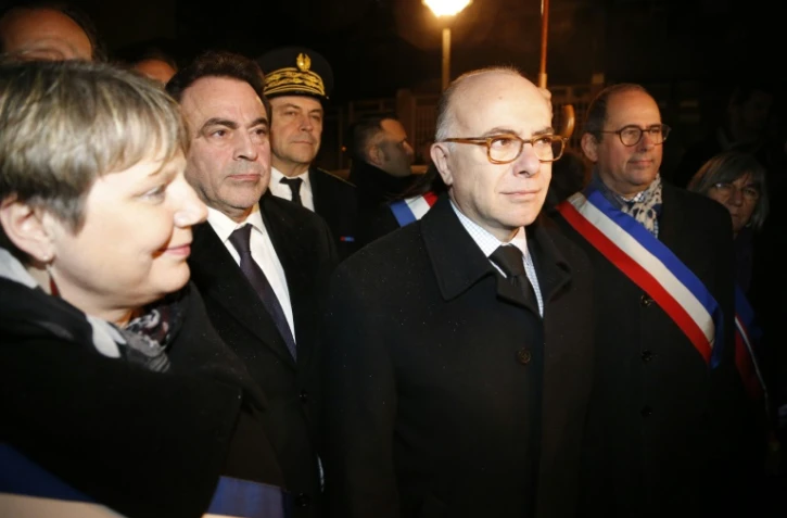 Bernard Cazeneuve, le président du Consistoire central israélite de France Joël Mergui et la maire de Bagneux Marie-Hélène Amiable, lors d'une cérémonie marquant le 10e anniversaire de la mort d'Ilan Halimi à Bagneux, le 13 février 2016