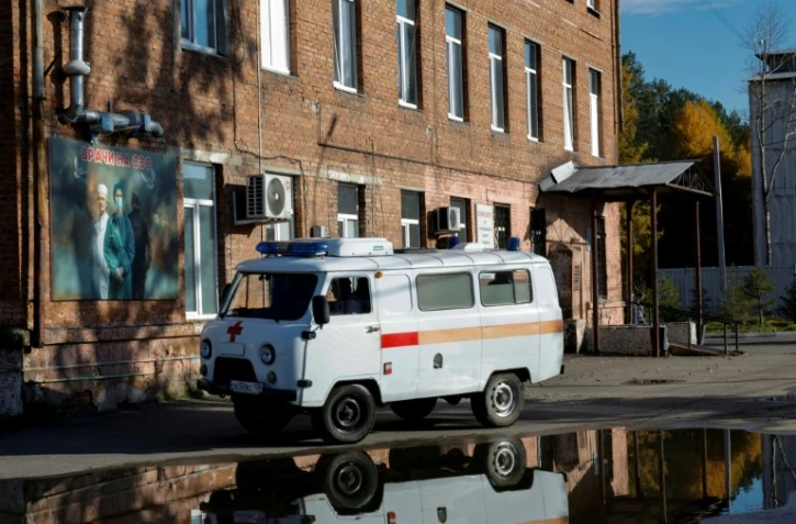 Une ambulance devant un bâtiment hospitalier à Chelekhov, dans la région d'Irkoutsk, le 7 octobre 2026 en Russie