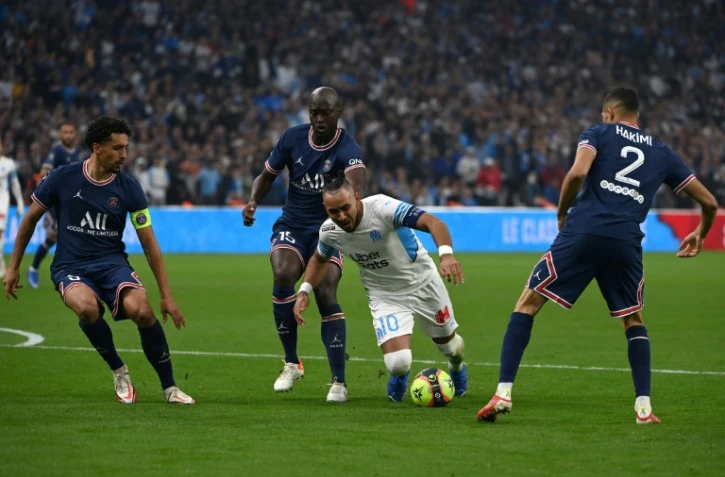 Le meneur de jeu marseillais Dimitri Payet est stoppé par la défense du PSG lors du classique disputé au stade vélodrome, le 24 octobre 2021 