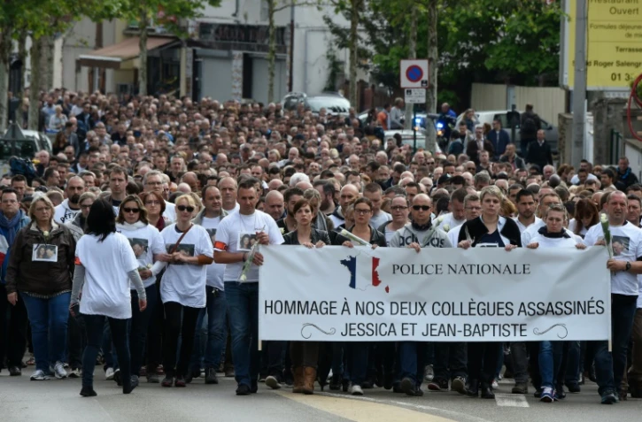 Marche blanche en hommage à Jean-Baptiste Salvaing et Jessica Schneider, le 16 juin 2016 à Mantes-la-Jolie
