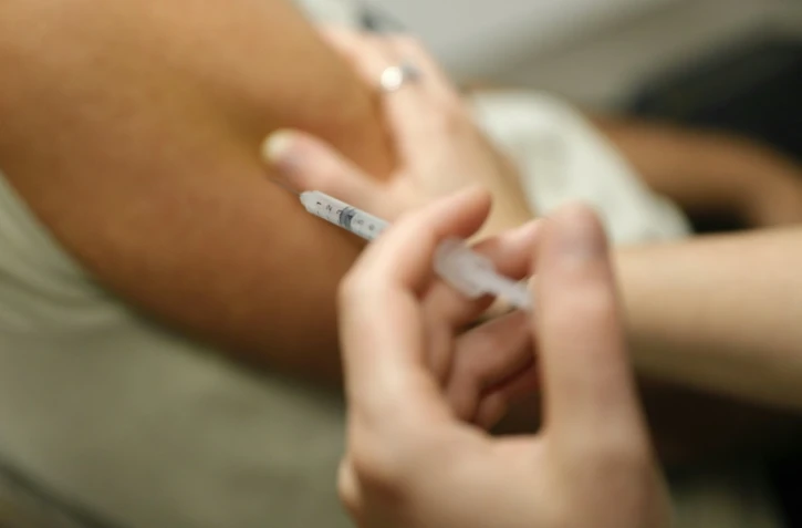 Les quatre vaccins anti-Covid utilisés en France sont sûrs, réaffirme mardi l'agence du médicament dans son dernier bilan des effets indésirables