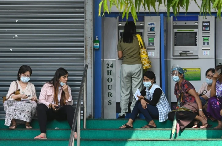 Des femmes font la queue devant un distributeur automoatique de banque, le 23 février 2021 à Rangoun, en Birmanie