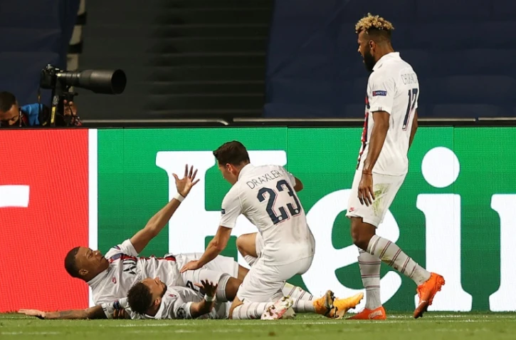 Le bonheur des Parisiens après le 2e but de la qualification signé Eric Maxim Choupo-Moting (debout) contre l'Atalanta Bergame à Lisbonne, le 12 août 2020