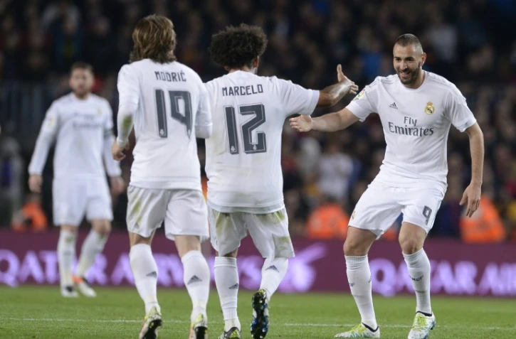 Karim Benzema (d) félicité par ses coéquipiers après avoir inscrit le 1er but du Real face au Barça, le 2 avril 2016 au Camp Nou  
