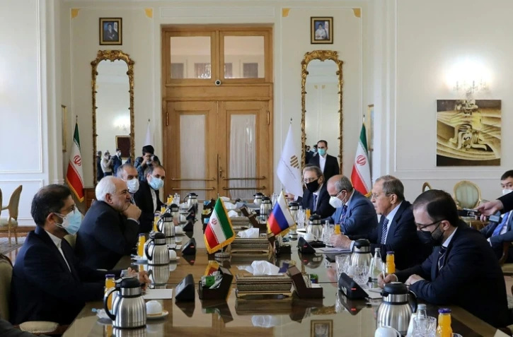 Photo fournie par le ministère des Affaires étrangères iranien, montrant le ministre Mohammad Javad Zarif et son homologue russe Sergueï Lavrov lors d'une réunion à Téhéran, le 13 avril 2021