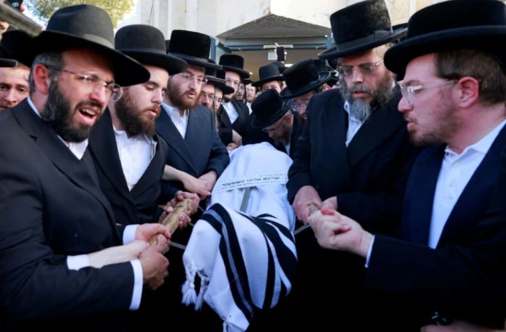 Des juifs ultra-orthodoxes lors des funérailles à Jérusalem d'une victime de la bousculade meutrière de Meron dans le nord d'Israël, le 30 avril 2021