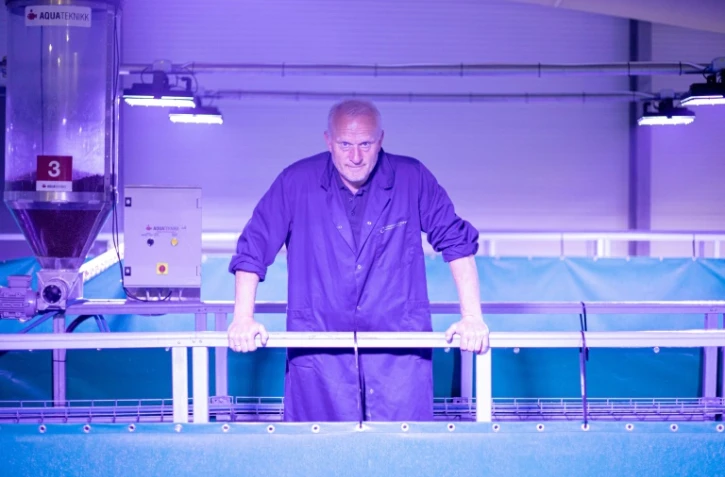 Le directeur de Fredrikstad Seafoods, Roger Fredriksen, devant les bassins de la première ferme à saumon terrestre de Norvège, à Fredrikstad, le 10 juin 2021