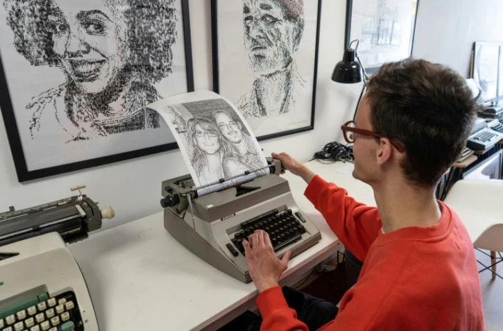 Le Britannique James Cook dessine avec une machine à écrire à Londres le 1er juillet 2022