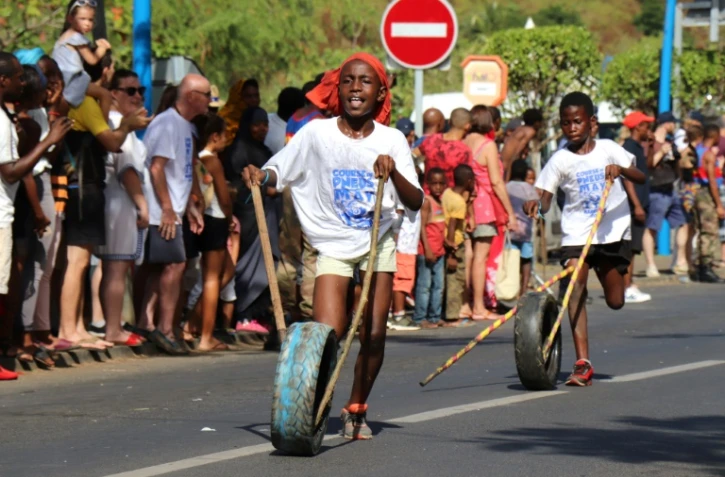 1.8 kilometre de course derrière un pneu, à Mamoudzou dans le nord-est de Mayotte le 19 juin 2019