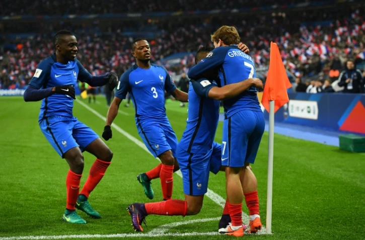 Dimitri Payet, félicité par Antoine Griezmann, après le 2e but des Bleus face à la Suède, au Stade de France, le 11 novembre 2016