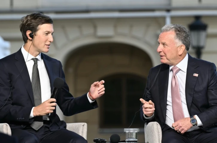 L'émissaire américaine Steve Witkoff (à droite) et le gendre de Donald Trump, Jared Kushner, participent à une conférence de presse après leurs discussions avec le président ukrainien Volodymyr Zelensky, à Kiev, le 6 septembre 2026