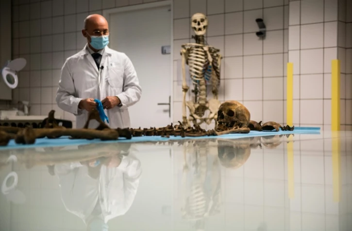 Un médecin légiste de la nouvelle division cold cases de la Gendarmerie nationale à Cergy-Pontoise le 26 janvier 2021