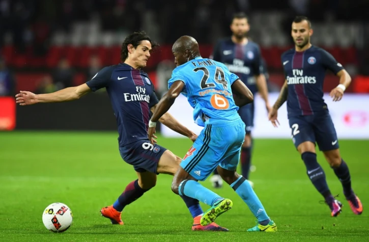 L'attaquant du PSG Edinson Cavani face au défenseur de l'OM Rod Fanni, le 22 octobre 2016 au Parc des Princes 