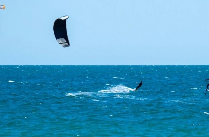 Les amateurs de kitesurf fêtent le confinement allégé