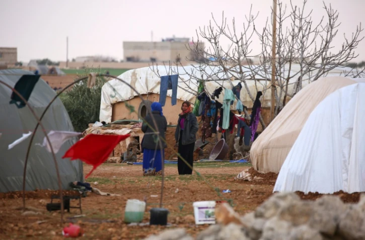 Des Syriens qui ont fui les combats entre forces du régime et jihadistes de l'EI dans un camp à Kharufiyah, au sud de Minbej, le 4 mars 2017