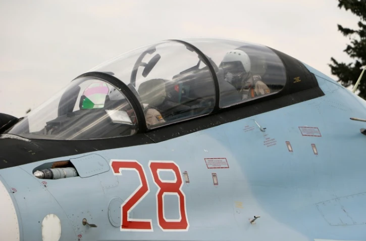 Un pilote russe dans le cockpit de son Sukhoi Su-30SM  avant une mission, le 16 décembre 2015 à la base militaire russe Hmeimim, dans la province de Latakia (nord-ouest de la Syrie)