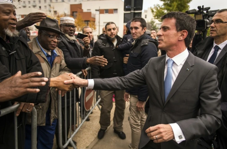 Le Premier ministre Manuel Valls en visite le 26 octobre 2015 dans le quartier de la Vigne Blanche aux Mureaux