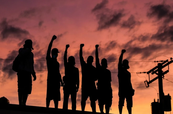 Des manifestants poings fermés, le 2 juin 2020 à Minneapolis (Minnesota)