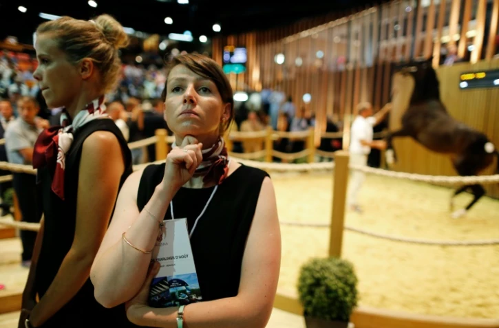 Des "spotteurs" surveillent le public pour relayer des offres des acheteurs, lors du premier jour des enchères de pur sang à Deauville, le 14 août 2016