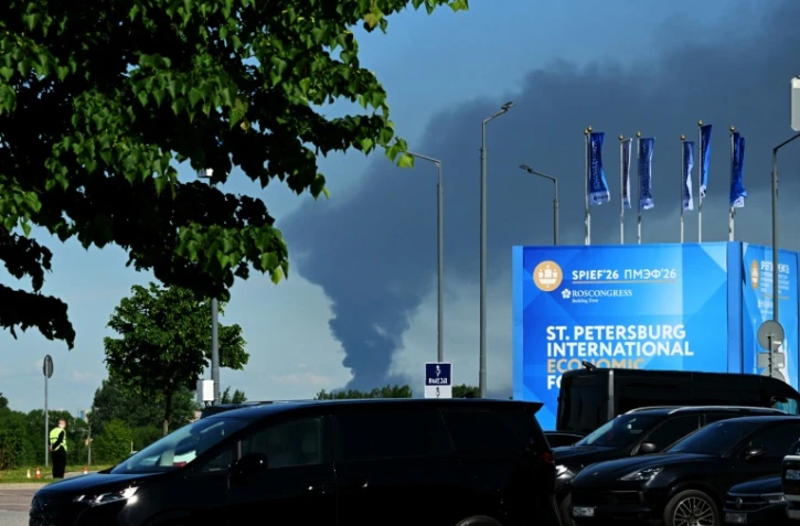 De la fumée à proximité de l'endroit où se tient le Forum économique (SPIEF) de Saint-Pétersbourg, le 3 juin 2026, en Russie