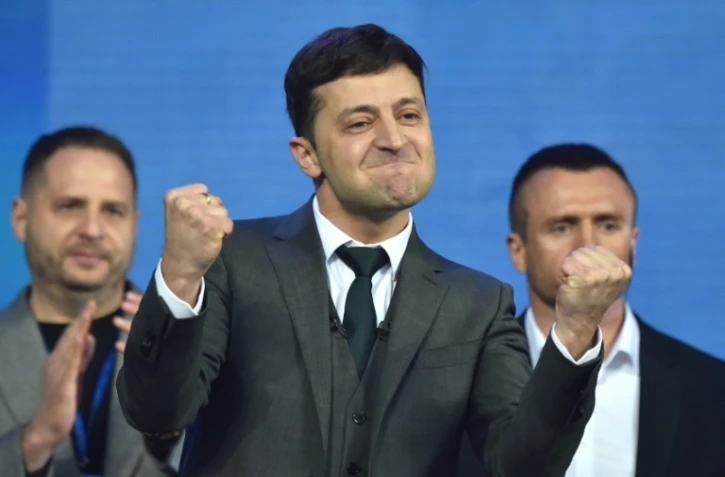 Le comédien Volodymyr Zelensky, candidat à la présidentielle en Ukraine, lors d'un débat avec le président sortant Petro Porochenko, au stade Olimpiïski à Kiev, le 19 avril 2019