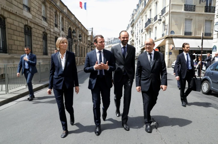 Le président Emmanuel Macron (2e g), la ministre des Affaires Européennes Marielle de Sarnez, le Premier ministre Edouard Philippe (2e d) et le ministre des Affaires Etrangères Jean-Yves Le Drian le 23 mai 2017 à Paris