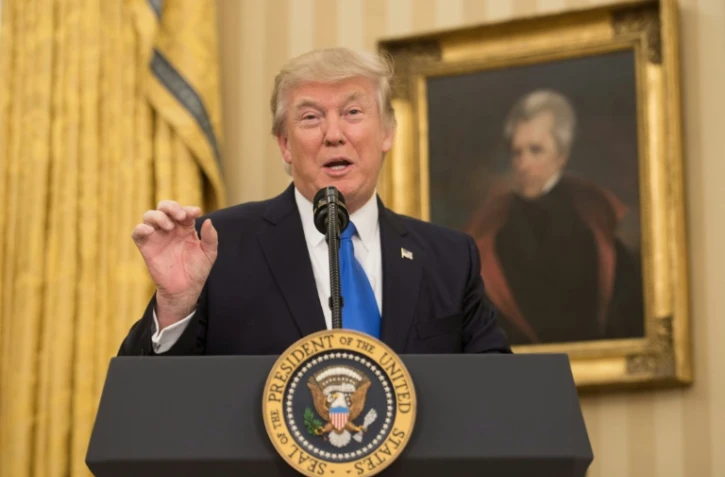 Le président américain Donald Trump dans le Bureau Ovale de la Maison Blanche, le 1er février 2017 à Washington