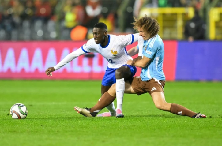 Randal Kolo Muani au duel avec le défenseur belge Wout Faes, lors de la rencontre Belgique-France, au stade Roi Baudouin de Bruxelles, le 14 octobre 2024