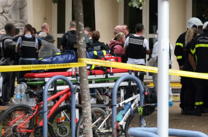 Les policiers devant le lycée Gambetta d'Arras, dans le Pas-de-Calais, le 13 octobre 2023